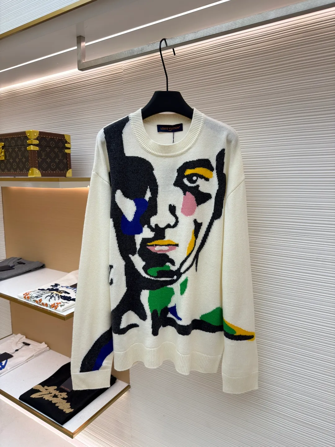 LOUIS VUITTON Portrait Grimace Jacquard Sweater ●Original version: 13100 purchase and development ●Item number: 1681807-B50 ●Fabric: wool blended fabric ●Technology: jacquard knitting ●Color: off-white ●Version: fitted version ●Weight: about 470 grams ●Size: XS-S-M-L ●Description: This human face jacquard sweater is made of 12-needle high-density worsted wool blend yarn, with a soft and crisp texture. The main face pattern uses intarsia jacquard technology, and is precisely interwoven with multi-color yarns such as black, blue, and green. There are no floating lines on the edges of the pattern, and the color levels are clear and not easy to fall off. The collar, cuffs and hem are all made of ribbed edge technology, which has excellent elasticity and will not deform after long-term wear. The seams on the body are double-needle seamed, and the details are reinforced and durable; the shoulders are made of seamless weaving technology, so there are no indentations and a better fit when worn. The overall shape is adapted to various body shapes through three-dimensional tailoring, and the manual measurement error is controlled within ±3cm, taking into account both design and practical wearability. The overall wiring is straight and delicate, the fabric is comfortable and soft, and the color is consistent without color difference. It can be matched with the same style to create a fashionable look and control various occasions. Customized accessories, complete with three standards, same style for men and women!